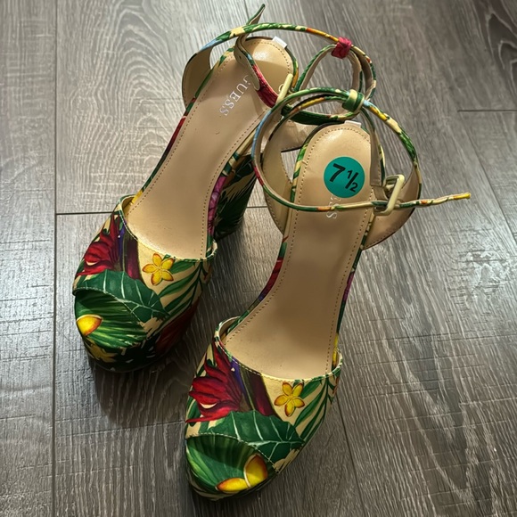 Brand new GUESS floral wedges, size 7.5 - Picture 2 of 5